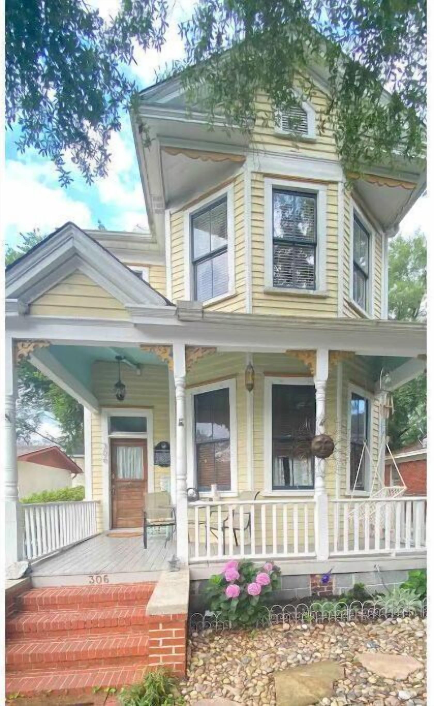 Lovely historic home, walking distance to the riverfront downtown!