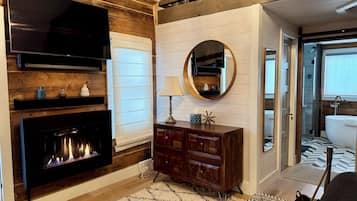 4 bedrooms, desk, iron/ironing board, WiFi