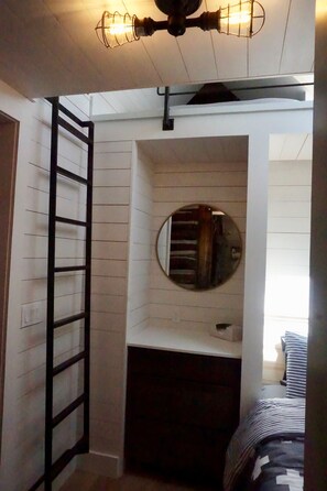 4 bedrooms, desk, iron/ironing board, WiFi