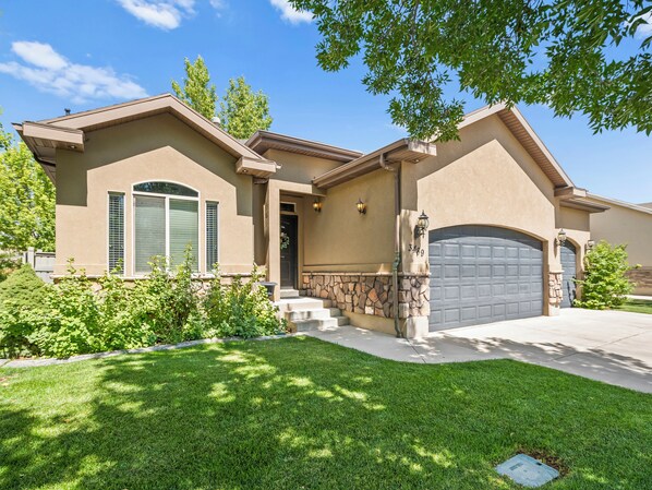 Exterior - Spacious Home near Silicone Slopes (Eagle Mountain)