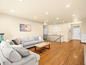 Smart TV, DVD player, books - Spacious Home near Silicone Slopes (Eagle Mountain)