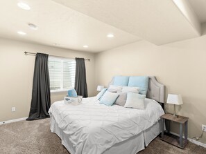 5 bedrooms, in-room safe, iron/ironing board, free WiFi - Spacious Home near Silicone Slopes (Eagle Mountain)