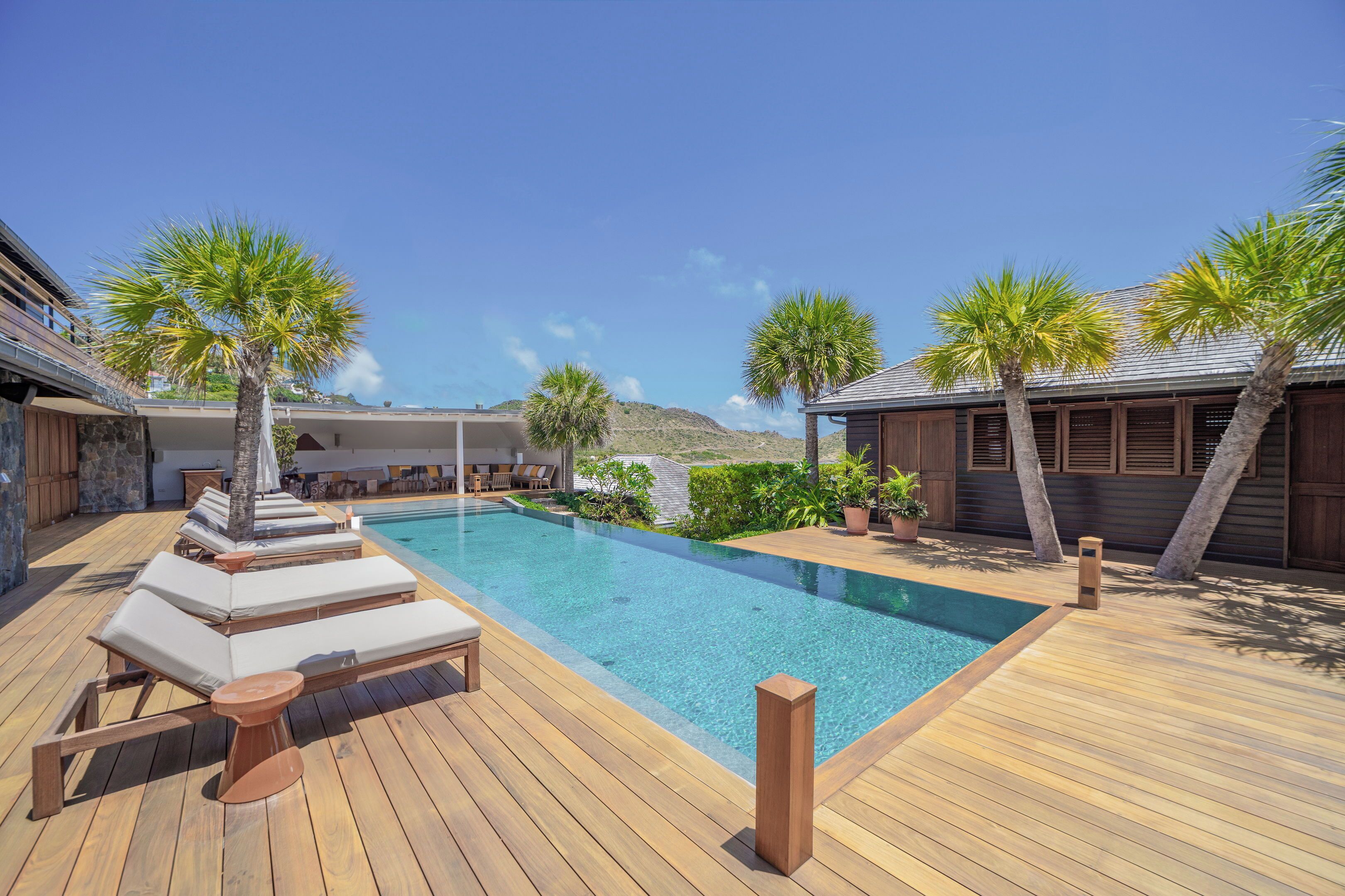 Large terrace, heated pool, sun loungers, parasols, gas barbecue. 
