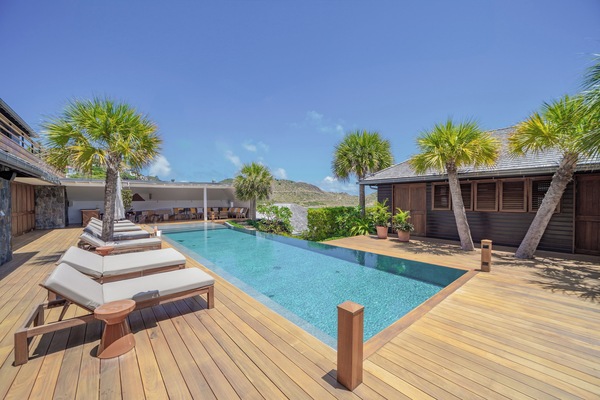 Large terrace, heated pool, sun loungers, parasols, gas barbecue.