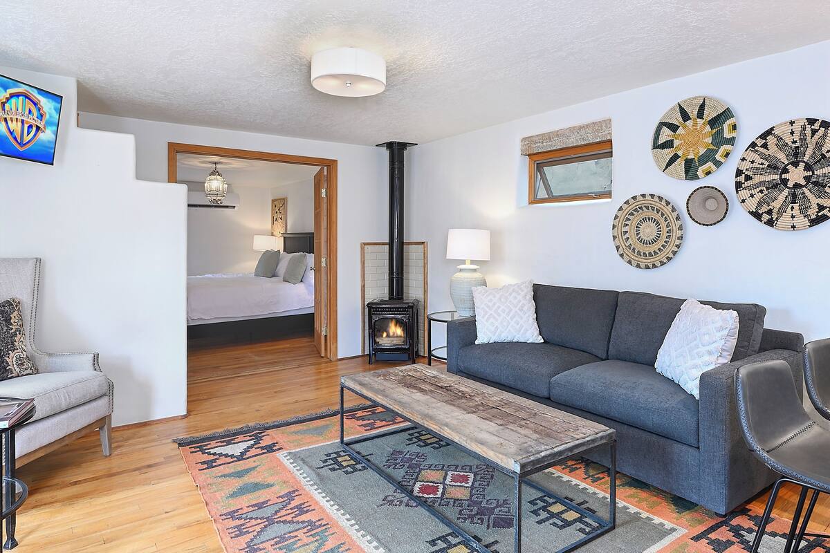 Suite | Living area | 32-inch Smart TV with digital channels, Netflix, streaming services