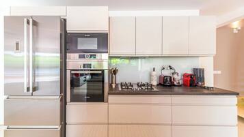 Frigorifero, microonde, forno, piano cottura