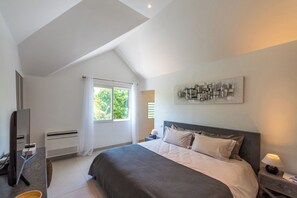 2 habitaciones, escritorio, tabla de planchar con plancha y wifi gratis 