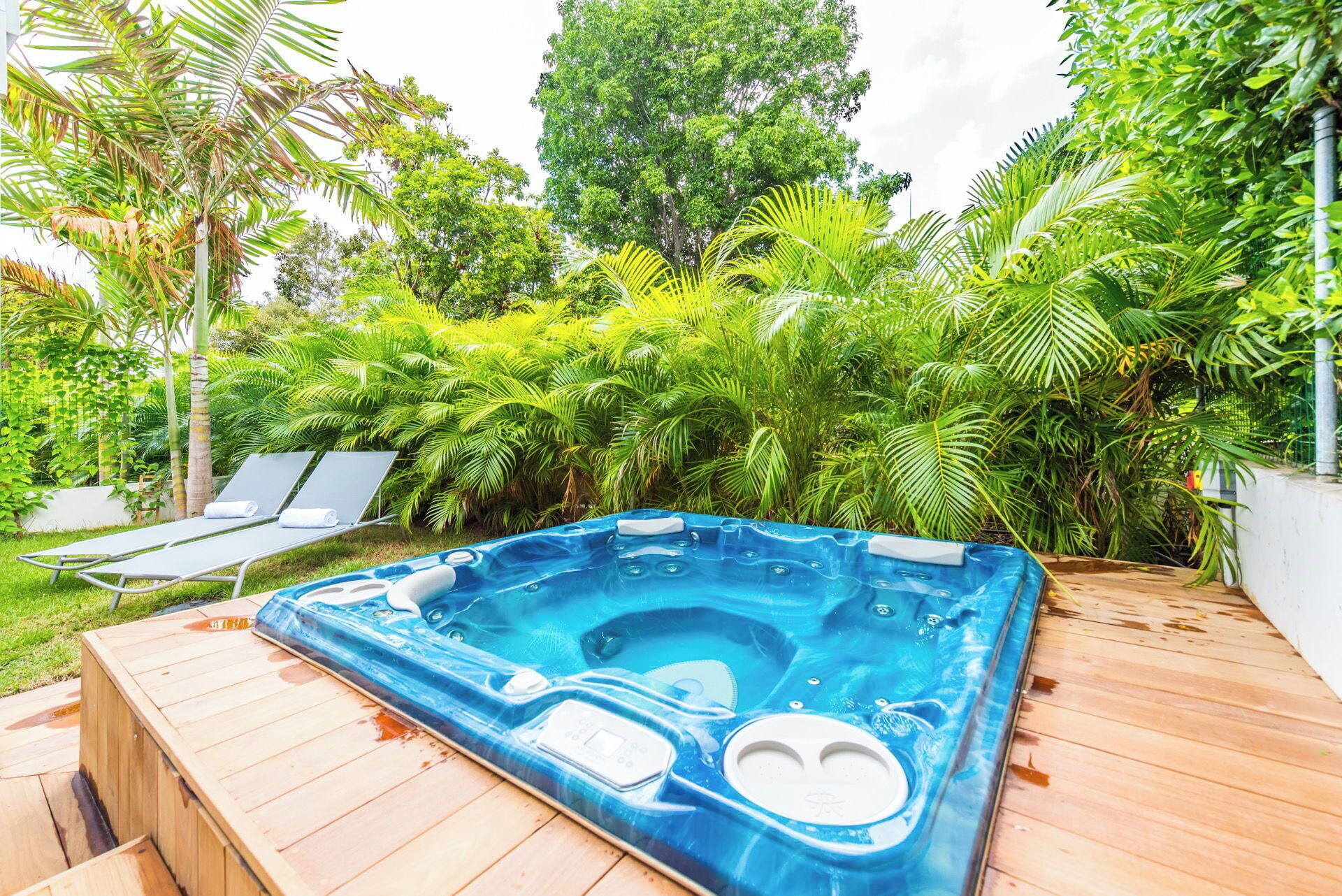 Tina de hidromasaje al aire libre