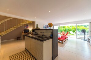 Frigorifero, microonde, forno, piano cottura