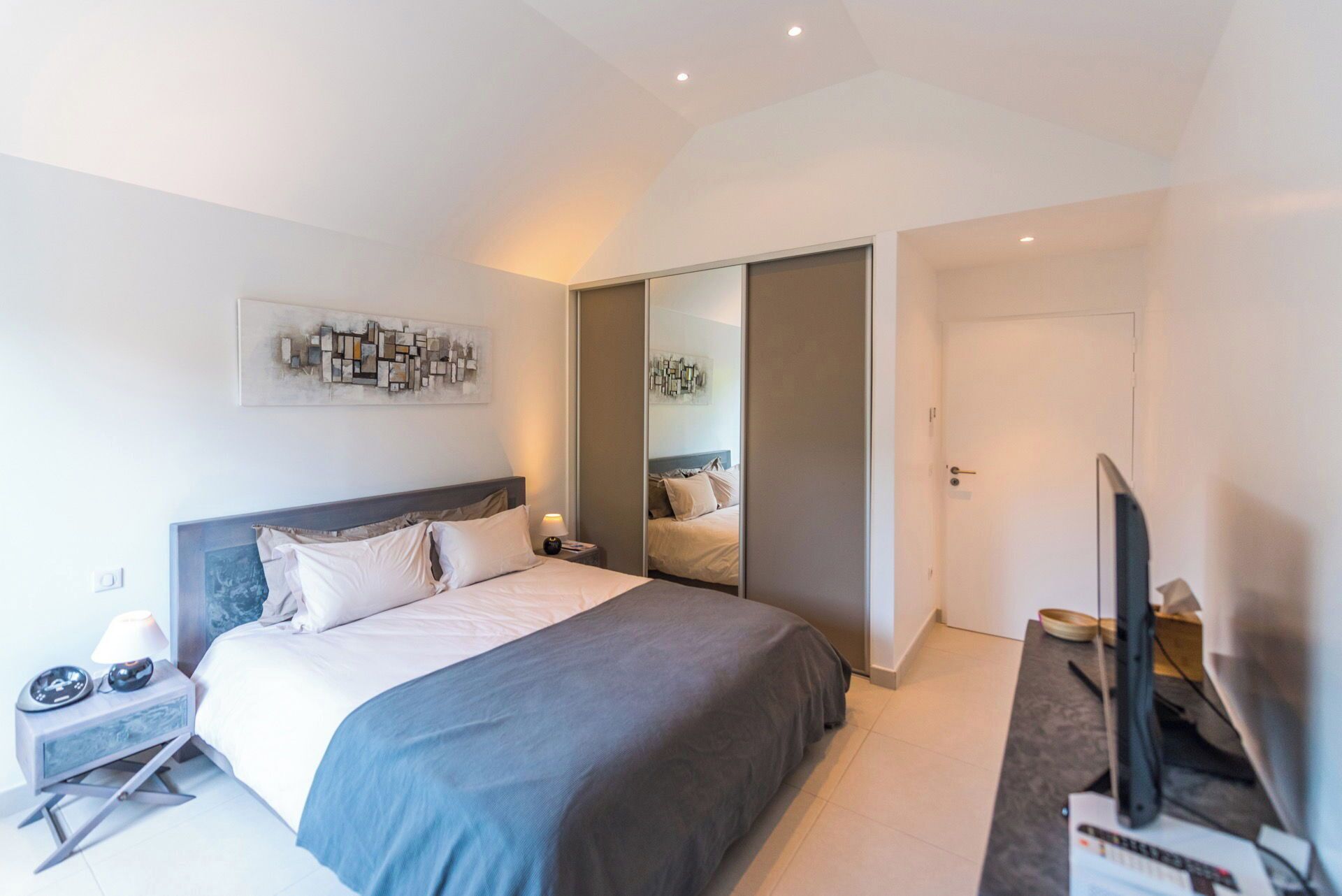 2 habitaciones, escritorio, tabla de planchar con plancha y wifi gratis 