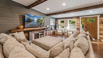 Smart-TV, Videospiele, Tischtennisplatte