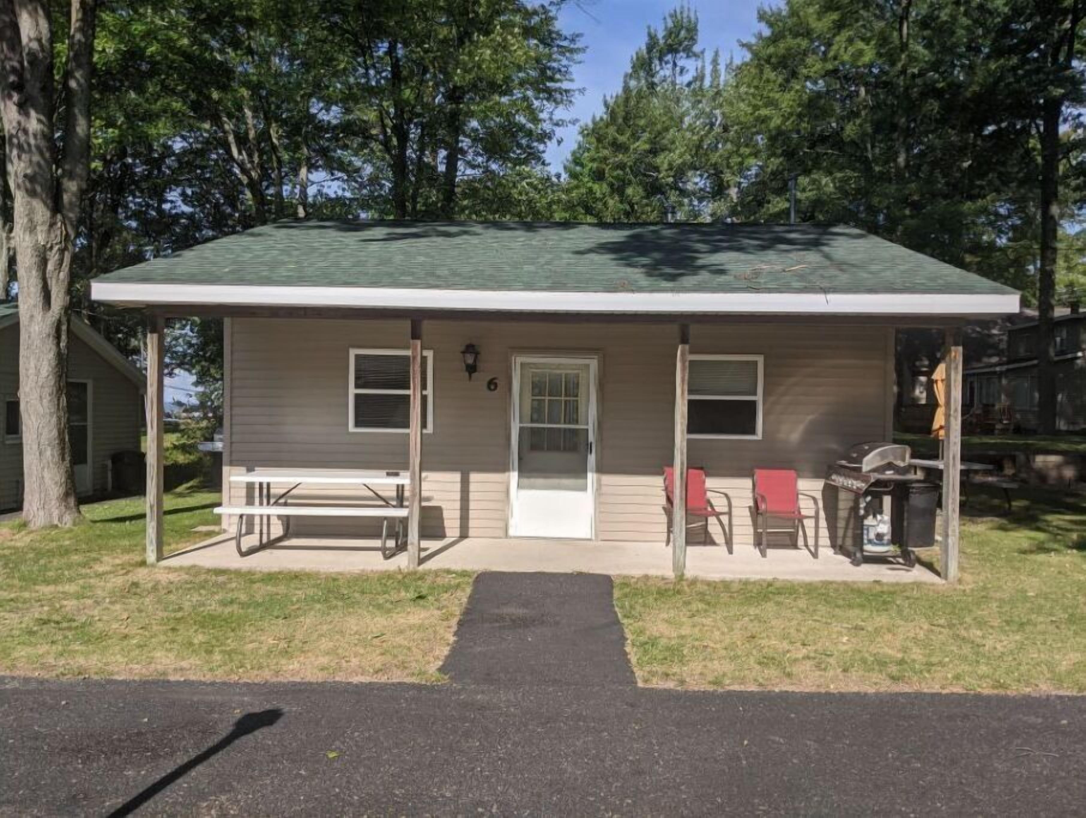 Cozy 2-bedroom cabin with lake view and access.