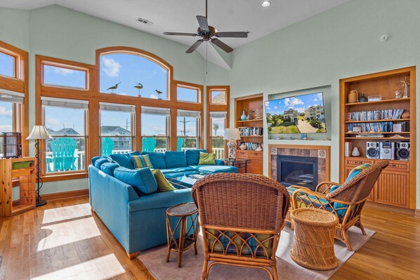 スマートテレビ、DVD プレーヤー、書庫