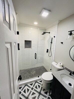 Shower, hair dryer, towels, soap - 3 bedroom home in the heart of Houston (Houston)