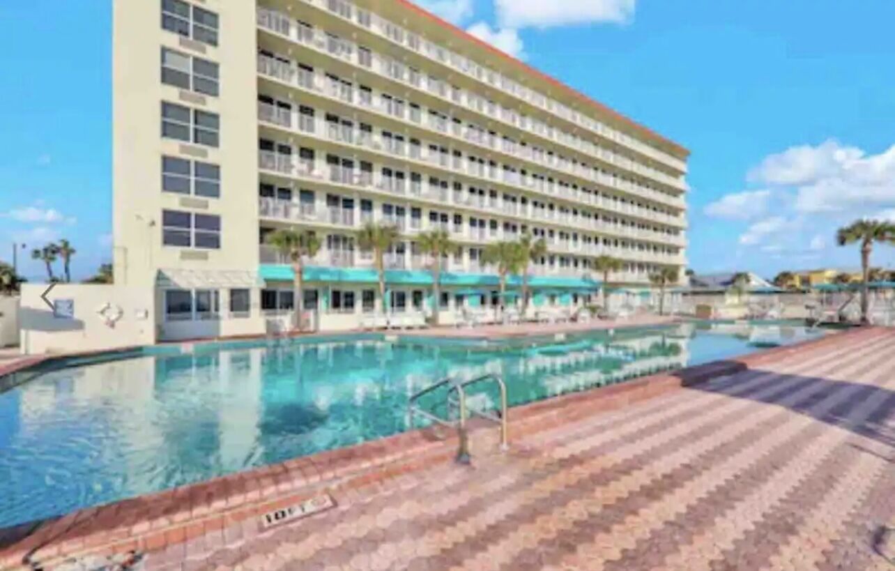 Alberca al aire libre y alberca climatizada