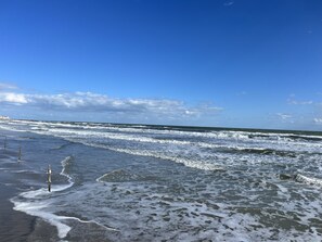 Na praia, espreguiçadeiras, toalhas de praia 