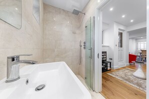 Dusj, hårføner, håndklær og såpe