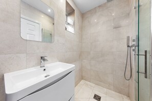 Shower, hair dryer, towels, soap - Brand New Modern 2 Bedroom House in Barnet, London (Barnet)