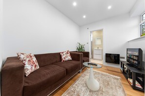 Smart TV - Brand New Modern 2 Bedroom House in Barnet, London (Barnet)