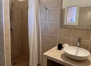 Shower, hair dryer, bidet, towels - Appartement Spacieux à Santa Giulia vue sur le Maquis, Résidence Avec Piscine (Porto-Vecchio)