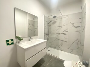 Shower, hair dryer, towels - VILAMOURA GOLF APARTMENT 1 WITH POOL by HOMING (Vilamoura)
