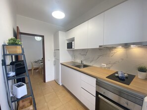 Kühlschrank, Mikrowelle, Ofen, Wasserkocher mit Kaffee-/Teezubehör