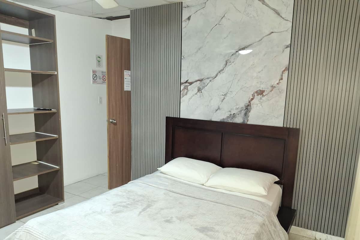 Kahden hengen comfort-huone | Pimennysverhot, silitysrauta/-lauta, ilmainen Wi-Fi, vuodevaatteet