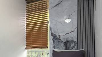 Habitación individual de diseñador | Cortinas blackout, tabla de planchar con plancha y wifi gratis
