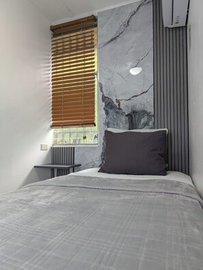 Design Single Room | Blackout curtains, iron/ironing board, free WiFi, bed sheets - Hostal Yoha (Panama City)
