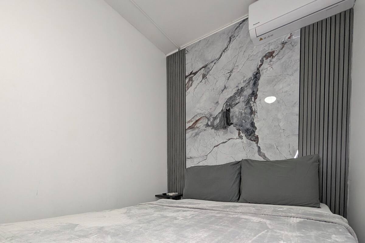 Quarto casal urbano | Cortinas blackout, ferros/tábuas de passar roupa, Wi-Fi de cortesia