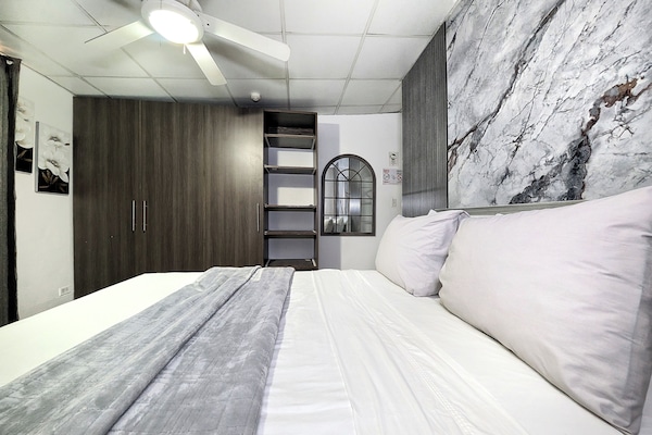 Cortinas blackout, tabla de planchar con plancha y wifi gratis