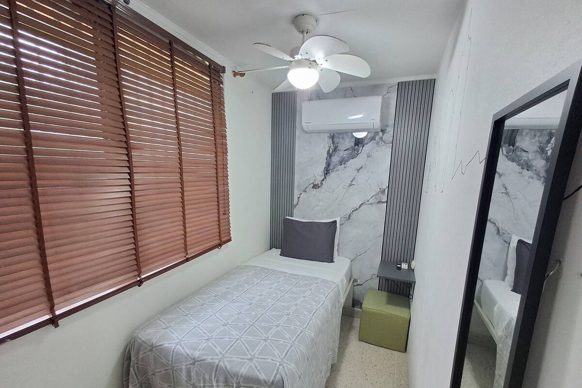 Quarto solteiro júnior | Cortinas blackout, ferros/tábuas de passar roupa, Wi-Fi de cortesia