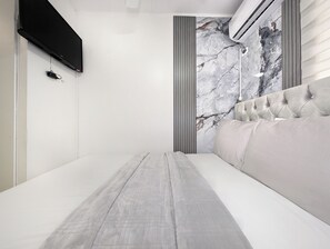 Club Double Room | Blackout curtains, iron/ironing board, free WiFi, bed sheets - Hostal Yoha (Panama City)