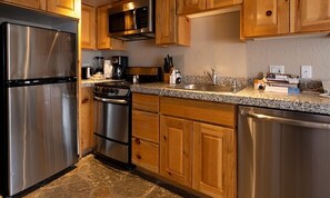 Private kitchen - Excellent location for skiers during a great time of the year. (Olympic Valley)