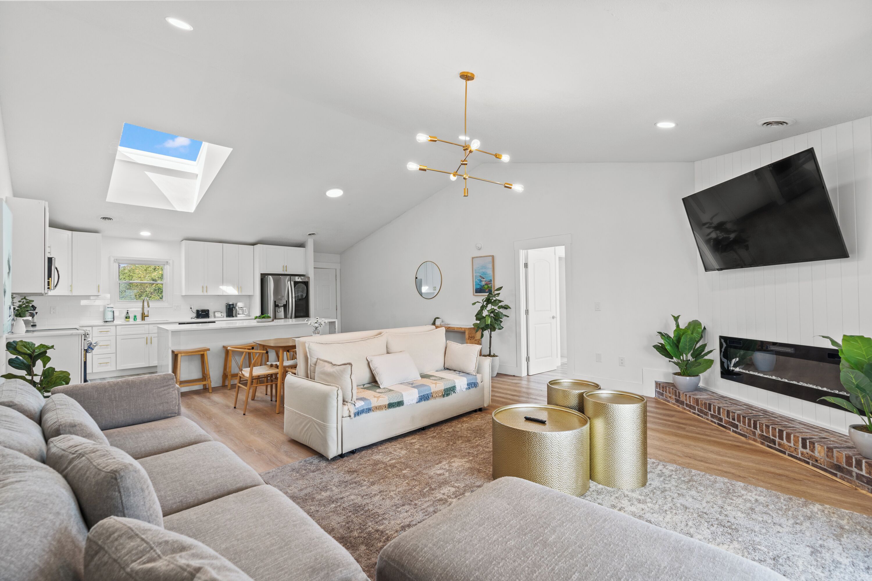 Smart-tv, eldstad och datorskärmar