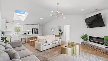 Smart-tv, eldstad och datorskärmar