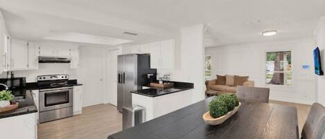 Jääkaappi, mikroaaltouuni, uuni, liesi