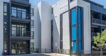 3Bed-3BA Luxury Condo-Gym-Rooftop Deck-No Steps-WIFI-Granite-Selfie Wall-Opry