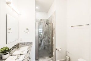 Shower, hair dryer, towels, soap - 3Bed-3BA Luxury-Rooftop Deck-No Steps-WIFI-King Bed-Ensuite Baths-5 mins to Opry (Nashville)