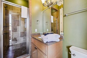 Casa, 5 habitaciones, vista al océano | Baño | Tina con regadera y toallas 