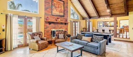 Een smart-tv, een dvd-speler, tafelvoetbal en boeken