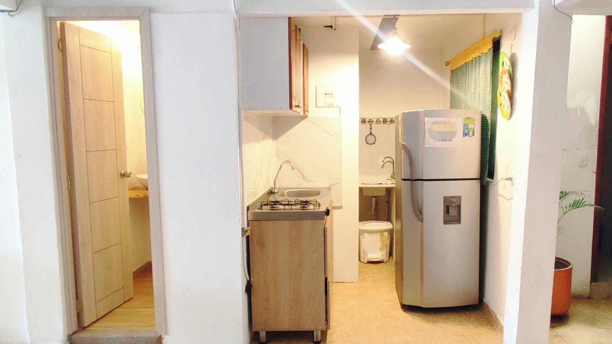 Rumah Tradisional | Dapur pribadi | Lemari es besar dan peralatan masak/sendok-piring