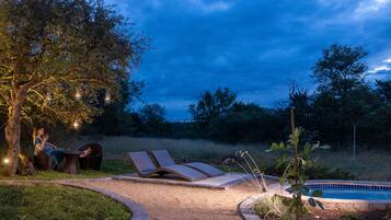 Banyera d'hidromassatge a l'aire lliure