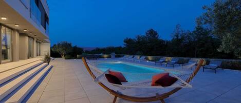 Een buitenzwembad en een verwarmd zwembad