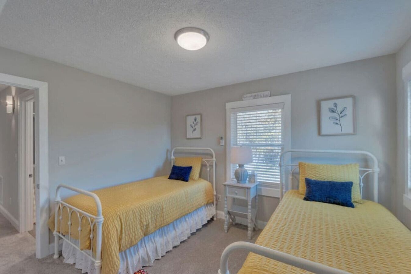 3 camere, una scrivania, ferro/asse da stiro, culla da viaggio