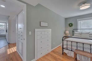 3 Schlafzimmer, Schreibtisch, Bügeleisen/Bügelbrett, Reisekinderbett