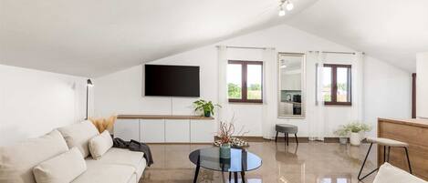 TV connectée, cheminée, baby-foot, table de tennis de table