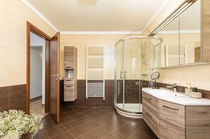 Shower, hair dryer, towels, soap - Your Ideal Destination for an Active Vacation (Loborika)