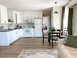 Smart TV, fireplace, books - Lazy B Bungalow of Zion E (Hurricane)