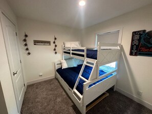 3 bedrooms, desk, iron/ironing board, travel crib